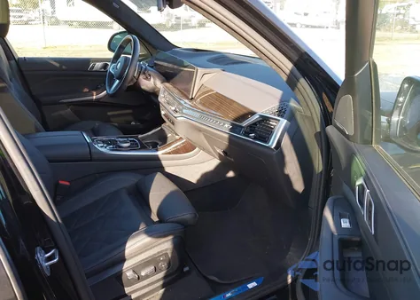 2024 BMW X7 xDrive40I z USA, uszkodzony, nr VIN 5UX23EM01R9V78400